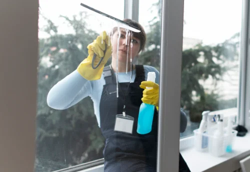 Nettoyage de vitres intérieures et extérieures à Montclard